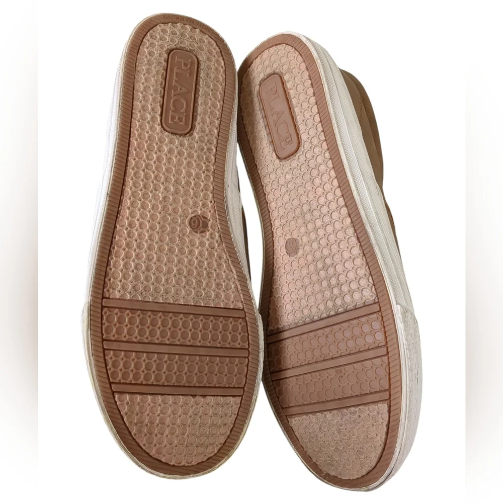 Big Boys Tan Slip On Sneakers (Size 6)